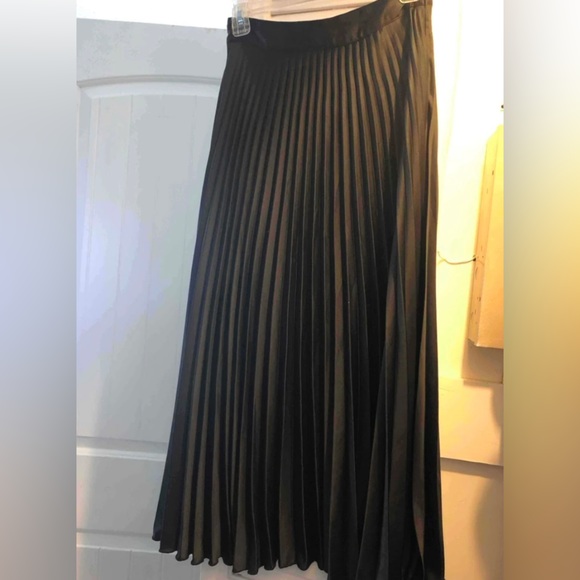Black Pleated Flowy MIDI Skirt - Picture 5 of 5